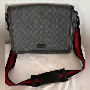Authentic Gucci GG supreme messager bag